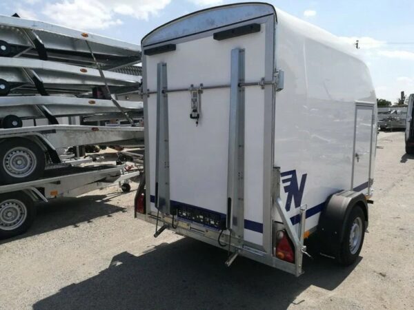 BB_8a8253fe-9372-4c84-b1be-638ff23e2ed2.jpg Furgoneta de poliéster Niewiadów con puerta lateral y rampa de carga