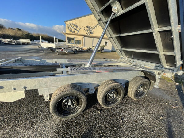 Rimorchio ribaltabile trilaterale Saris K3 406 x 204, 3500 kg, triplo asse, con freni, balestre