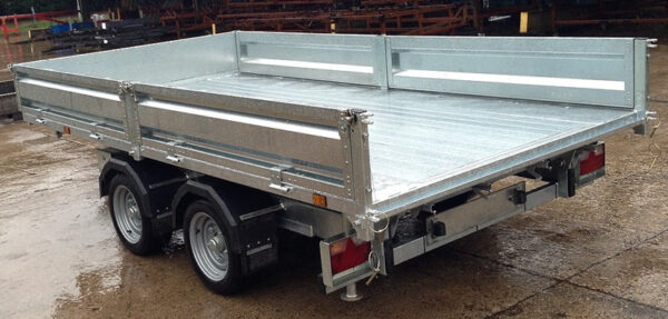XXX_0163a6e7-d357-414f-adef-ae431f8e89f0.jpg Rimorchio ribaltabile a 2 assi indipendente – 2700 kg GVWR