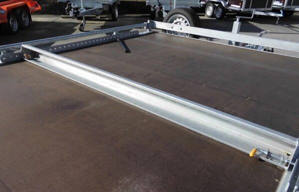 Rimorchio a piattaforma LIDER con ruote sottostanti – GVWR: 3500 kg – 2 assi con freni – 506 x 215 cm