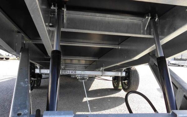 Rimorchio a piattaforma LIDER con ruote sottostanti – GVWR: 3500 kg – 2 assi con freni – 506 x 215 cm