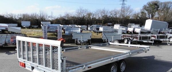 Rimorchio a piattaforma LIDER con ruote sottostanti – GVWR: 3500 kg – 2 assi con freni – 506 x 215 cm