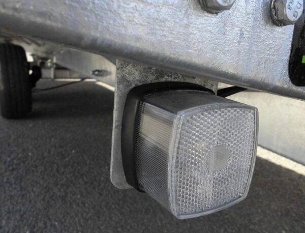 Rimorchio a piattaforma LIDER con ruote sottostanti – GVWR: 3500 kg – 2 assi con freni – 506 x 215 cm